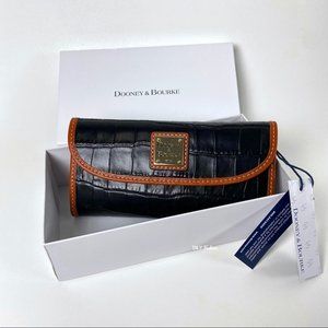 Dooney and Bourke Landon Trifold Continental Clutch Wallet in Black
